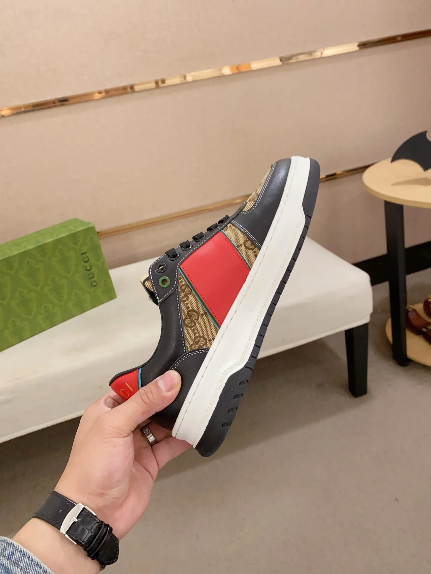 Men's clothing and shoes💰:400💰 (GUCCI) The latest model from the official website 🎁🎁Casual and fashionable men's shoes👟, hot style 💥The version is simple and elegant, exclusive for trendy men. Unique official website latest brand elements 👑Gucci original decoration, fashionable and generous, the fabric is original cowhide ✅sheepskin lining, the official website specifies wear-resistant casual outsole, the classic model is taken in kind at the counter🎬38-44 (45 is not returned or exchanged)